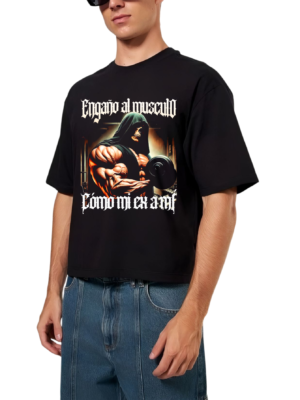 PLAYERA ESTAMPADA GYM BOXY FIT CALACAS CHIDAS ENGAÑO AL MUSCULO